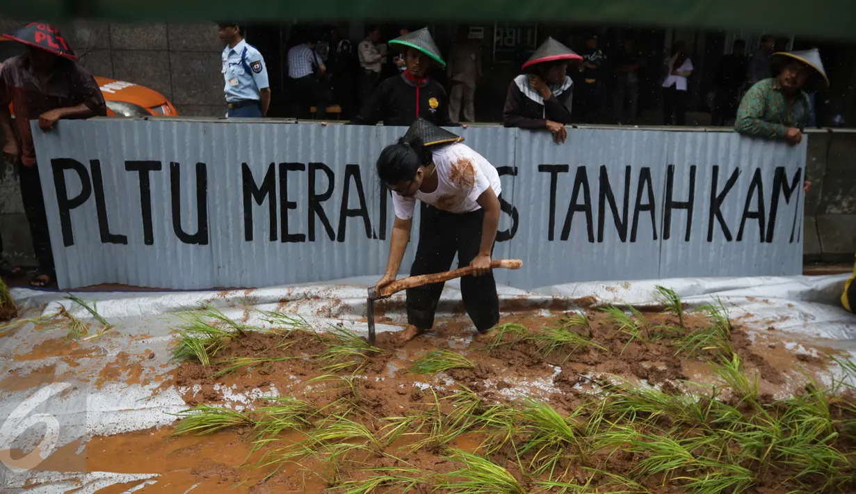 Seorang petani berteriak saat menggelar aksi menanam padi di depan Kedubes Jepang, Jakarta, Senin (5/12). Mereka menuntut ganti rugi paska penutupan akses lahan pertanian mereka karena pembangunan PLTU batu bara Batang. (Liputan6.com/Faizal Fanani)