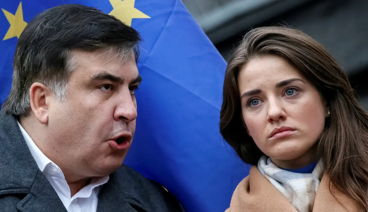 Yulia Marushevska (kanan) bersama mantan Gubernur Odessa, Mikheil Saakashvili saat melakukan pawai di Kiev, Ukraina, Selasa (27/12). Mikheil Saakashvili adalah mentor Yulia Marushevska dalam ilmu politik. (REUTERS)