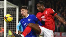 Pemain Chelsea Kai Havertz (kiri) berebut bola dengann pemain Nottingham Forest Willy Boly pada pertandingan sepak bola Liga Inggris di City Ground, Nottingham, Inggris, 1 Januari 2023. Pertandingan berakhir imbang dengan skor 1-1. (AP Photo/Rui Vieira)