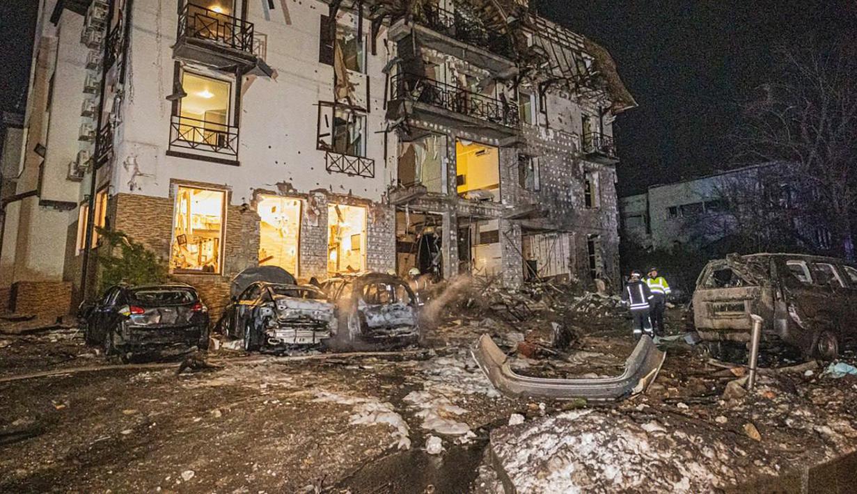 Dalam foto yang disediakan oleh Layanan Darurat Ukraina, petugas pemadam kebakaran memeriksa lokasi serangan rudal Rusia yang menghantam sebuah hotel di Kharkiv, Ukraina, Rabu (10/1/2024). Dua rudal Rusia menghantam hotel tersebut dan melukai 11 orang. (Ukrainian Emergency Service via AP)