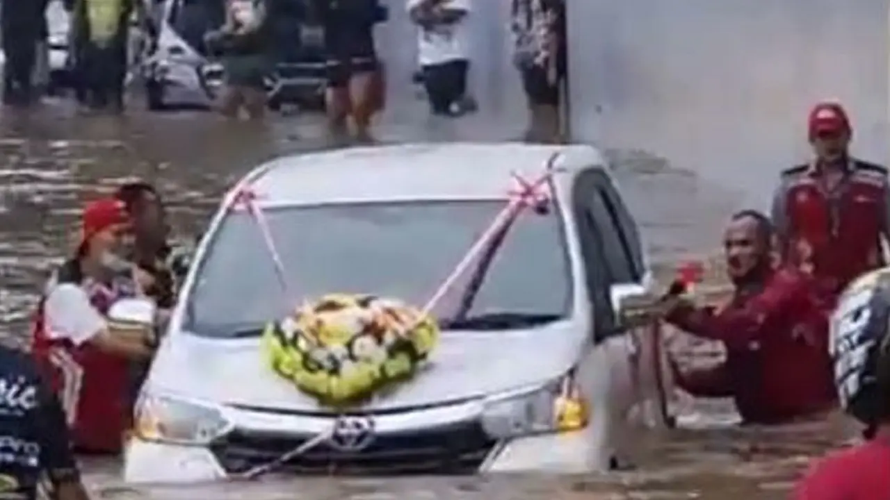 Mobil pengantin terjebak banjir