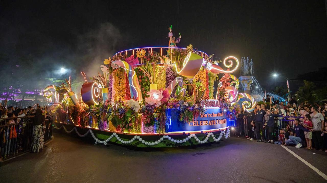 FOTO: Surabaya Vaganza 2026 Hadirkan Parade Lampu  dan Atraksi Penari Api