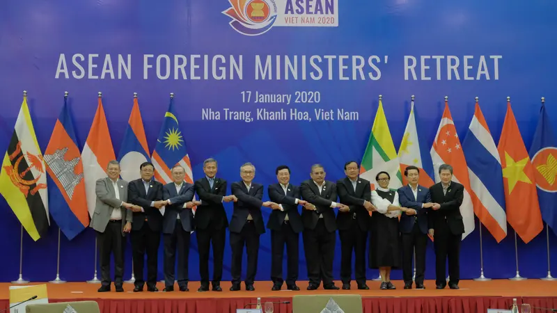 Para menteri luar negeri ASEAN menyilangkan dan berjabat tangan dalam acara ASEAN Foreign Ministers' Meeting pada 17 Januari 2020 di Nha Trang, Vietnam.