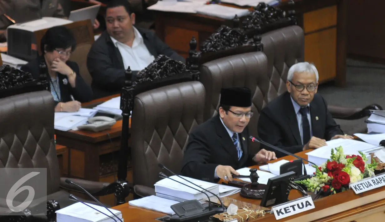Pimpinan DPR,Taufik Kurniawan mengetuk palu saat Rapat Paripurna DPR ke-34 di Jakarta, Kamis (25/6/2015). Sidang beragendakan penyampaian pokok-pokok RUU tentang pertanggungjawaban APBN tahun anggaran 2014. (Liputan6.com/Herman Zakharia)