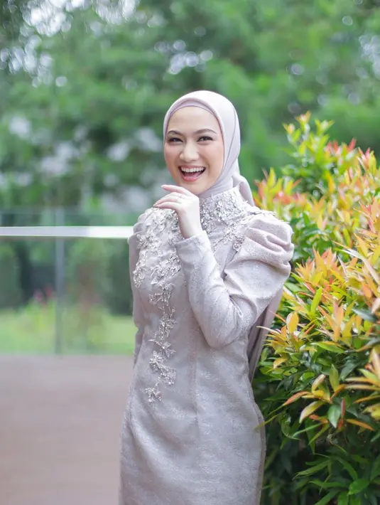 Jadi bridesmaid Lesti Kejora, Melody Laksani tampil cantik dengan kebaya kurung bordir dan hijab lilit. [@melodylaksani92]