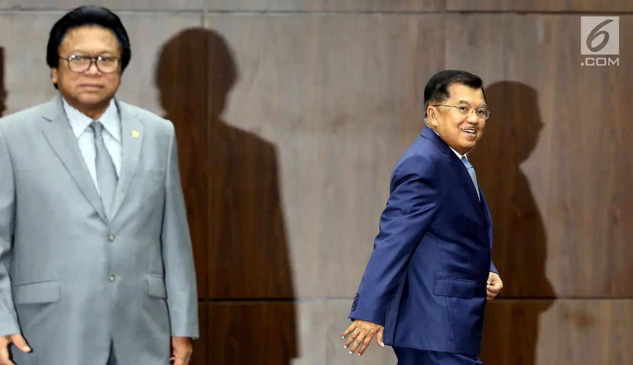 Wakil Presiden Jusuf Kalla bersama Ketua DPD Oesman Sapta Odang menghadiri acara Pelantikan Ketua, Wakil dan Anggota Mahkamah Konstitusi (MK) Periode 2017 - 2020 di Gedung MK, Jakarta, JUmat (14/7). (Liputan6.com/Johan Tallo)