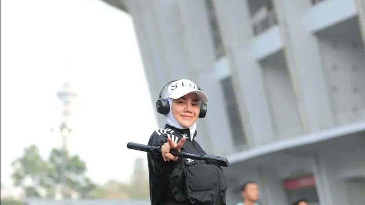 7 Potret Sarita Abdul Mukti Lepas Hijab Saat Nge-Gym, Pamer Angkat Barbel