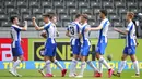 Para pemain Hertha Berlin merayakan gol yang dicetak oleh Krzysztof Piatek ke gawang Augsburg pada laga Bundesliga di Olympiastadion, Sabtu (30/5/2020). Hertha Berlin menang 2-0 atas Augsburg. (AP/Christof Stache)