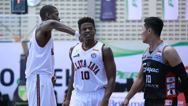 Selebrasi Wayne Bradford saat Pelita melawan Stapac