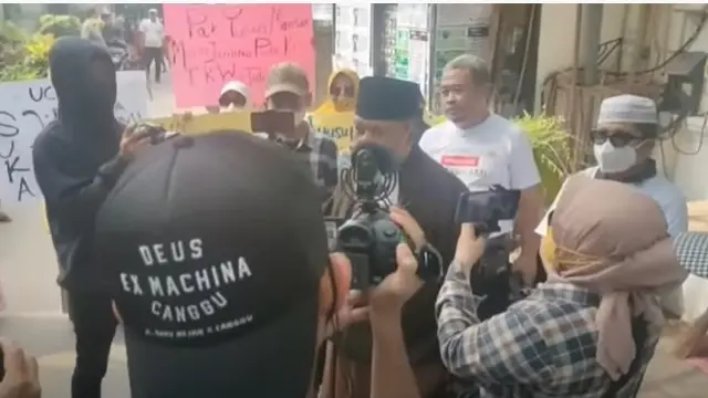 Rumah pendakwah Ustaz Yusuf Mansur disatroni massa (YouTube - JIA TV)