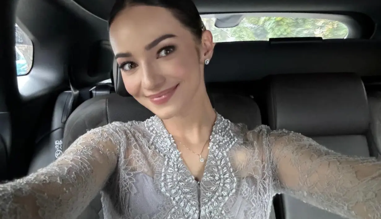 Salah satu sahabat yang turut  hadir adalah Enzy Storia. Dia bahkan dipercaya mendampingi Febby Rastanty di momen akad nikah. [@enzystoria/@philipekarunia].