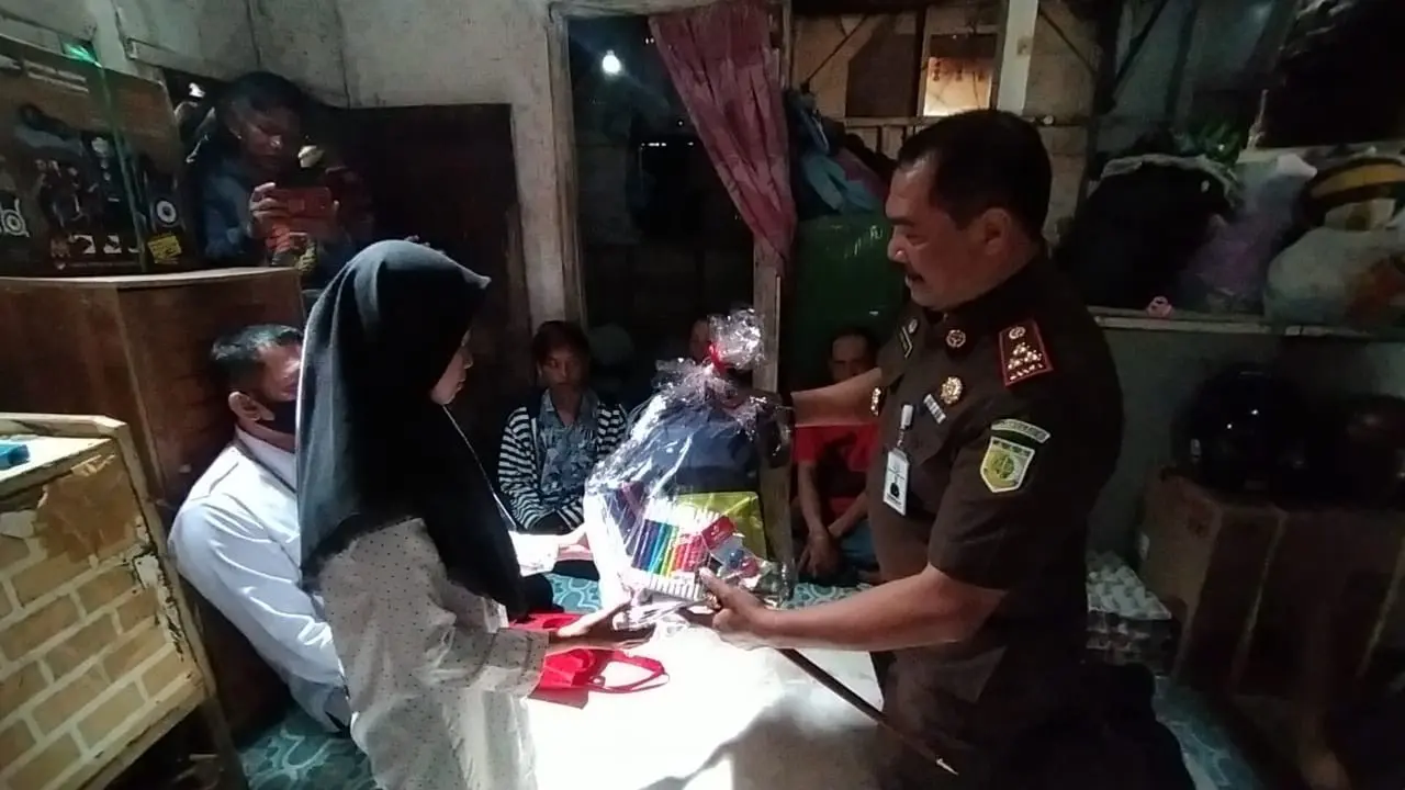 Kejari Garut beri bantuan peralatan sekolah kepada anak AJ, seorang bapak yang mencuri handpone agar anaknya bisa sekolah daring