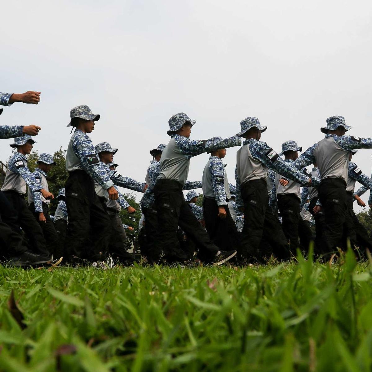 Pelajar 'Lulus' Pendidikan Barak Militer Dedi Mulyadi Langsung Sujud di Kaki Ibu
