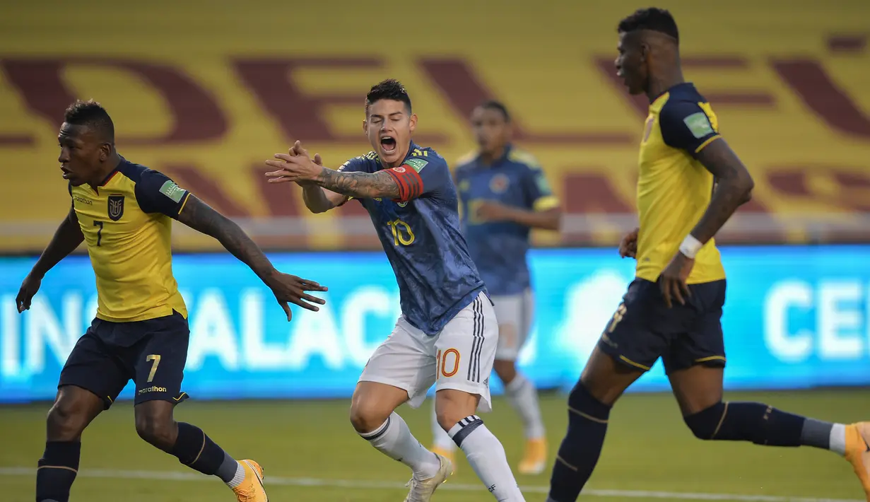 Striker Kolombia, James Rodriguez (tengah) tampak kecewa dalam laga lanjutan kualifikasi Piala Dunia 2022 zona CONMEBOL melawan Ekuador di Rodrigo Paz Delgado Stadium, Quito, Ekuador, Rabu (18/11/2020) pagi WIB. Kolombia kalah 1-6 dari Ekuador. (AFP/Rodrigo Buendia/Pool)