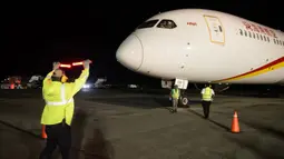 Pesawat tim ahli medis China tiba di Bandara Internasional Simon Bolivar, Venezuela (30/3/2020). China mengirimkan tim ahli medis ke Venezuela untuk membantu melawan COVID-19, demikian diumumkan Juru Bicara Kementerian Luar Negeri China Hua Chunying pada Senin (30/3). (Xinhua/Marcos Salgado)