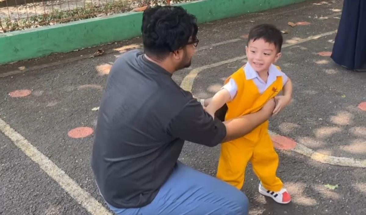 Momen Ammar Zoni saat bertemu Air Rumi langsung mencuri perhatian publik di dunia maya. Tak sedikit yang terharu melihat potret ayah dan anak tersebut.<br>