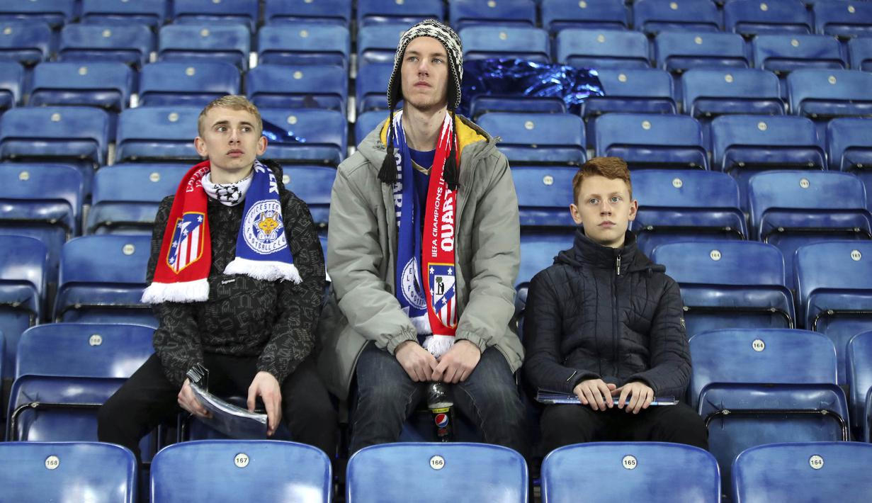 Supporter Leicester tampak kecewa usai disingkirkan Atletico Madrid pada babak perempat final Liga Champions di Stadion King Power, Inggris, Selasa (18/4/2017). Meski imbang 1-1, Atletico lolos ke semifinal dengan agregat 2-1. (AP/Nick Potts)