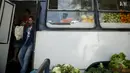 Warga usai berbelanja di dalam pasar bus 'Sacolao' di Santa Teresa di Rio de Janeiro, Brasil, Selasa (7/7/2015). Pasar bus ini memfasilitasi warga yang ingin berbelanja sayur dan buah-buahan dengan harga yang terjangkau. (REUTERS/Pilar Olivares)