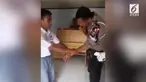 Seorang polisi mengajarkan satu jurus ampuh meloloskan diri dari bahaya kepada pelajar SMA.