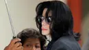Bahkan, Conrad masih menyelidiki lebih dalam tentang tuduhan pedofilia yang sudah menghantui dan menjadi pertanyaan besar untuk Michael Jackson. (AFP/Bintang.com)