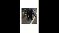 Sebuah RX Z digendong seseorang yang dibonceng dengan motor bebek (riderstube)