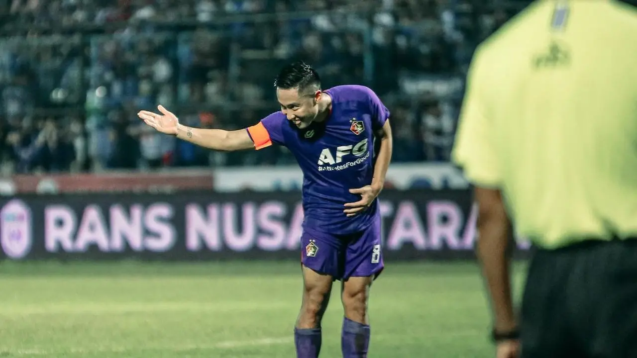 Gelandang sekaligus kapten Persik Kediri, Arthur Irawan.