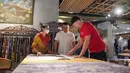 Peter Schmeichel menyimak dengan seksama, proses pembuatan batik tulis, sekaligus menikmati suguhan motif-motif batik yang indah. (Dok. Vidio)