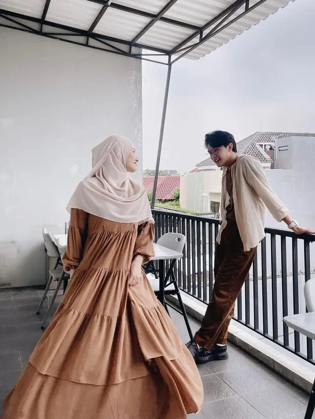 Foto mesra Dinda Hauw dan Rey Mbayang tanpa bersentuhan