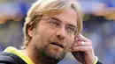 Gaya pelatih Borussia Dortmund Juergen Klopp jelang laga lanjutan Bundesliga melawan Hamburg SV di Hamburg, 9 April 2011. Skor 1-1. AFP PHOTO / OLIVER HARDT