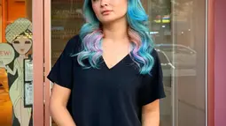 Tampil gaya dengan warna rambut cerah seperti ini memang terlihat keren, apalagi penapilannya jadi terlihat semakin muda. Ibu empat orang anak yang sekarang menjadi seorang single mom sejak meninggalnya Raditya Oloan, Joana pun selalu terlihat menjadi ibu yang tegar dan tangguh. (Liputan6.com/IG/@joannaalexandra)