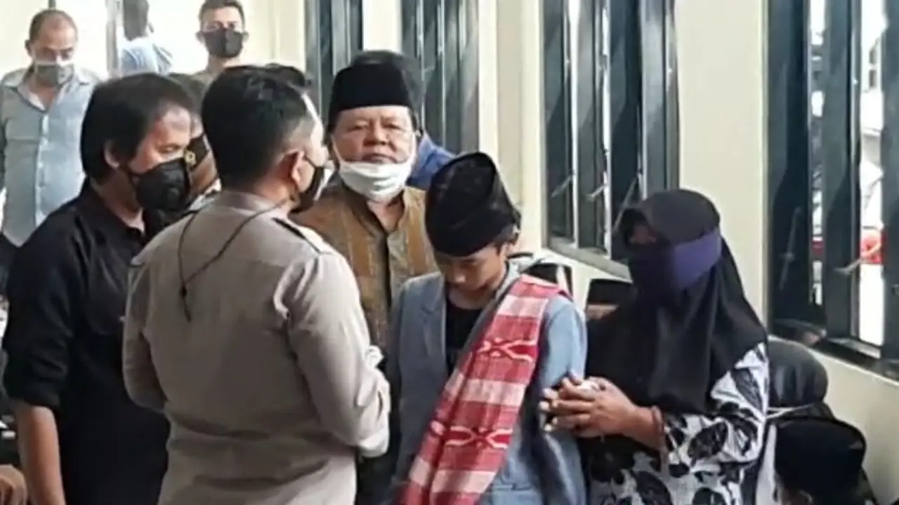 Para orang tuas peserta aksi anarkis di Kejari Tasikmalaya, tengah menjemput anak-anaknya yang ditahan pihak Kepolisian Resort Tasikmalaya, setelah penyerangan tersebut.