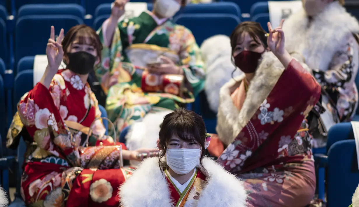 Wanita berusia 20 tahun mengenakan kimono menghadiri upacara perayaan "Coming-of-Age Day" di Yokohama Arena di Yokohama (11/1/2021). Bagi perempuan berusia 20 tahun adalah harinya untuk merayakan awal dari masa dewasanya di Jepang dengan mengenakan pakaian kimono. (AFP/Philip Fong)