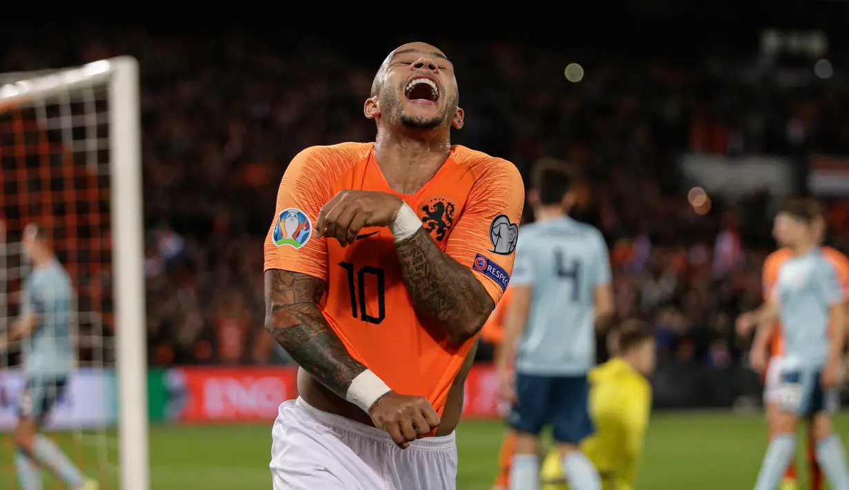 Penyerang Belanda Memphis Depay merayakan golnya ke gawang Irlandia Utara pada laga kualifikasi Euro 2020 di Rotterdam, Belanda, Kamis (10/10/2019). Belanda menang 3-1 dengan dua gol di antaranya dicetak Memphis Depay. (AP Photo/Peter Dejong)