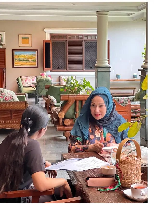 5 Potret Teras Semi Terbuka Rumah Camelia Malik, Bernuansa Klasik dan Tropis