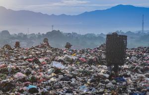 Warga yang berprofesi sebagai pemulung mengumpulkan sampah plastik dengan latar belakang Gunung Gede-Pangrango di Tempat Pembuangan Akhir Galuga, Bogor, Kamis (6/11/2025). Peneliti Badan Riset dan Inovasi Nasional (BRIN) Muhammad Reza Cordova baru-baru ini mengatakan bahwa kandungan mikroplastik sudah ditemukan di dalam air hujan di wilayah Jakarta. (merdeka.com/Arie Basuki)