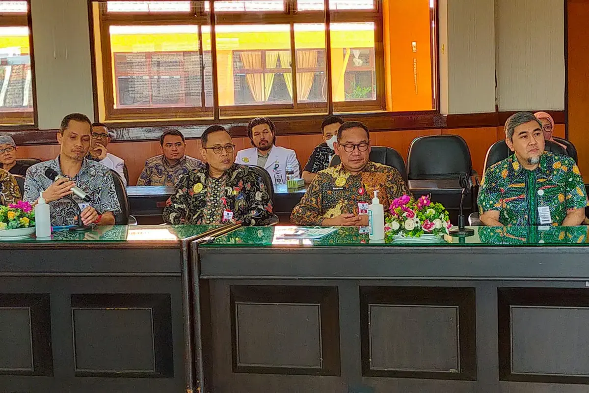 Tim medis operasi bayi kembar siam dari RSSA Malang memaparkan rencana operasi. (Liputan6.com/Zainul Arifin)