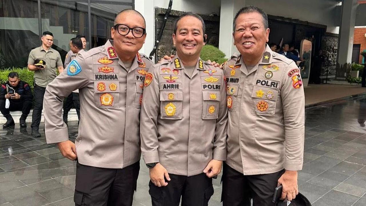 Kedekatan itu tak lain karena Kombes Ahrie Sonta merupakan mantan adik asuh Krishna Murti sedari pangkatnya masih Kapten hingga Komisaris Besar (Kombes).