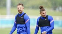 Gelandang Inggris, Jordan Henderson dan Kalvin Phillips tiba menghadiri sesi latihan di St George's Park, Burton upon Trent, Inggris, Sabtu (10/7/2021).  Inggris akan bertanding melawan Italia pada final Euro 2020 di Stadion Wembley. (AP Photo/Dave Thompson)