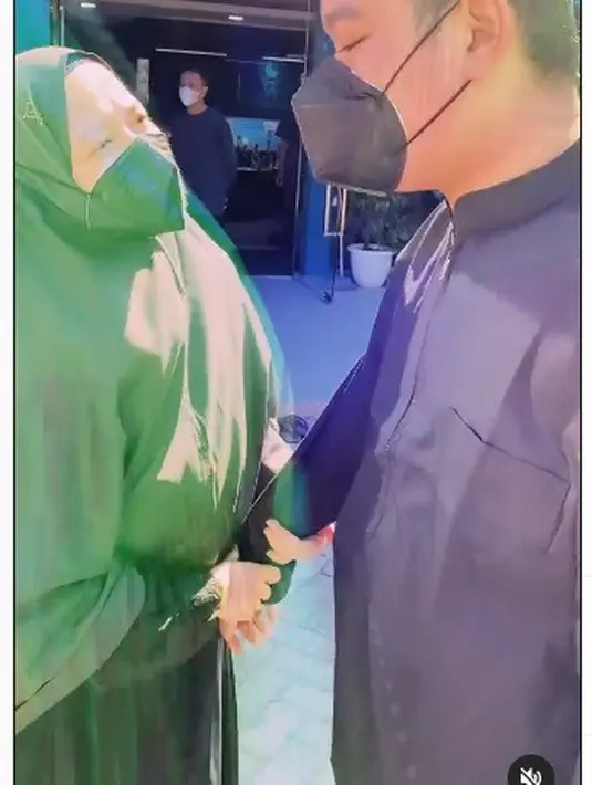 Lyra Virna dan anaknya. (Foto: Instagram @lyravirna)