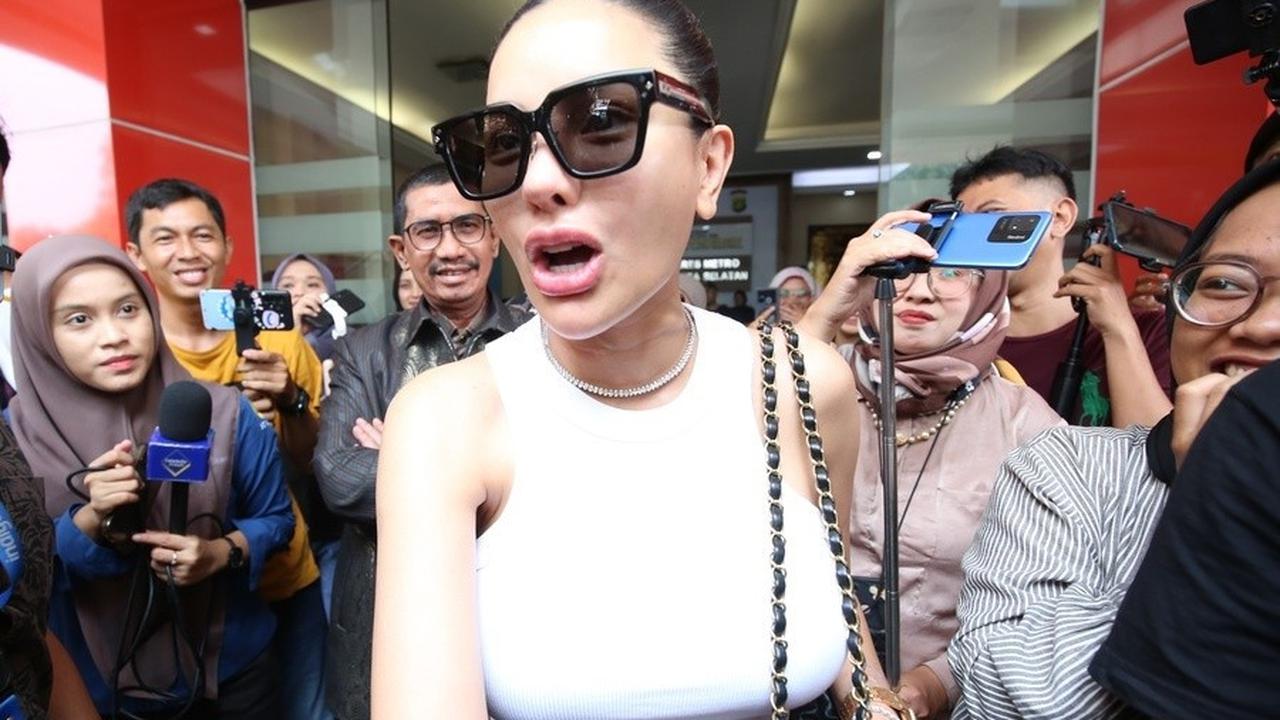 "Mana ada? Kemaren bilangnya mau pake sendiri, sekarang bilangnya karena mereka, mana yang bener? Makanya kalo ngomong tuh ditulis biar gak salah," pungkasnya.