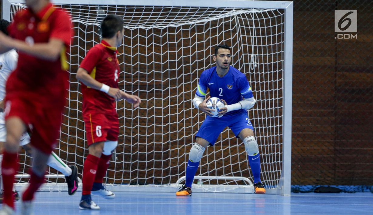 Kiper timnas futsal putra Indonesia muhamad Yusuf Kurniawan  saat berlaga melawan Vietnam dalam laga ketiga futsal SEA Games 2017 di Shah Alam, Malaysia, Jumat (25/8). Timnas futsal putra Indonesia kalah dengan skor 1-4. (Liputan6.com/Faizal Fanani)