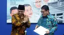 Ketua KPK Agus Rahardjo (kiri) bersama Ketua LPSK Abdul Haris Semendawai usai menandatangani nota kesepahaman di Jakarta, Selasa (17/4). LPSK dan KPK memperbarui kerja sama perlindungan saksi tindak pidana korupsi. (Liputan6.com/Helmi Fithriansyah)