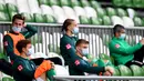 Para pemain cadangan Werder Bremen menyaksikan rekannya bertanding melawan Bayer Leverkusen dalam pertandingan Bundesliga di Bremen, Jerman, Senin (18/5/2020). Bayer Leverkusen menang 4-1. (Stuart FRANKLIN/POOL/AFP)