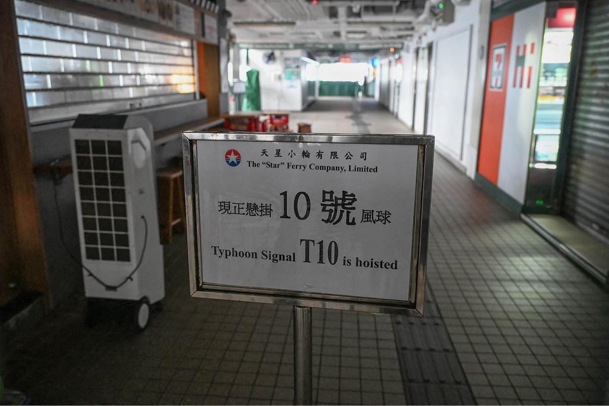 FOTO: Topan Wipha Lumpuhkan Hong Kong, Peringatan Tertinggi Diberlakukan