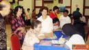 Citizen6, Jakarta: Peserta seminar melakukan pemeriksaan gratis mata, air mata (dry eye syndrome) dan tes kepikunan kepada dokter spesialis. (Pengirim: Ditia Anindita)   
