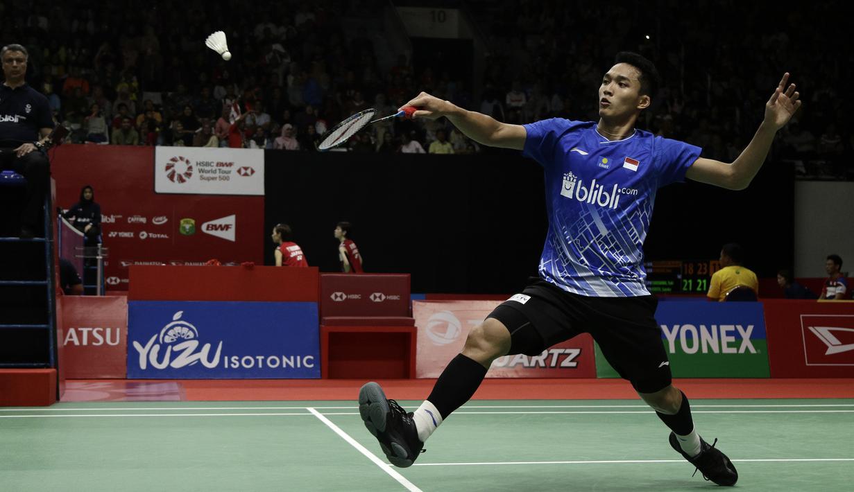 Tunggal Putra Indonesia, Jonatan Christie, saat menghadapi tunggal Chinese Taipei, Wang Tzu We, pada laga Indonesia Masters 2020 di Istora, Jakarta, Kamis (16/1). Jonatan Christie unggul 21-15 dan 21-15. (Bola.com/Yoppy Renato)