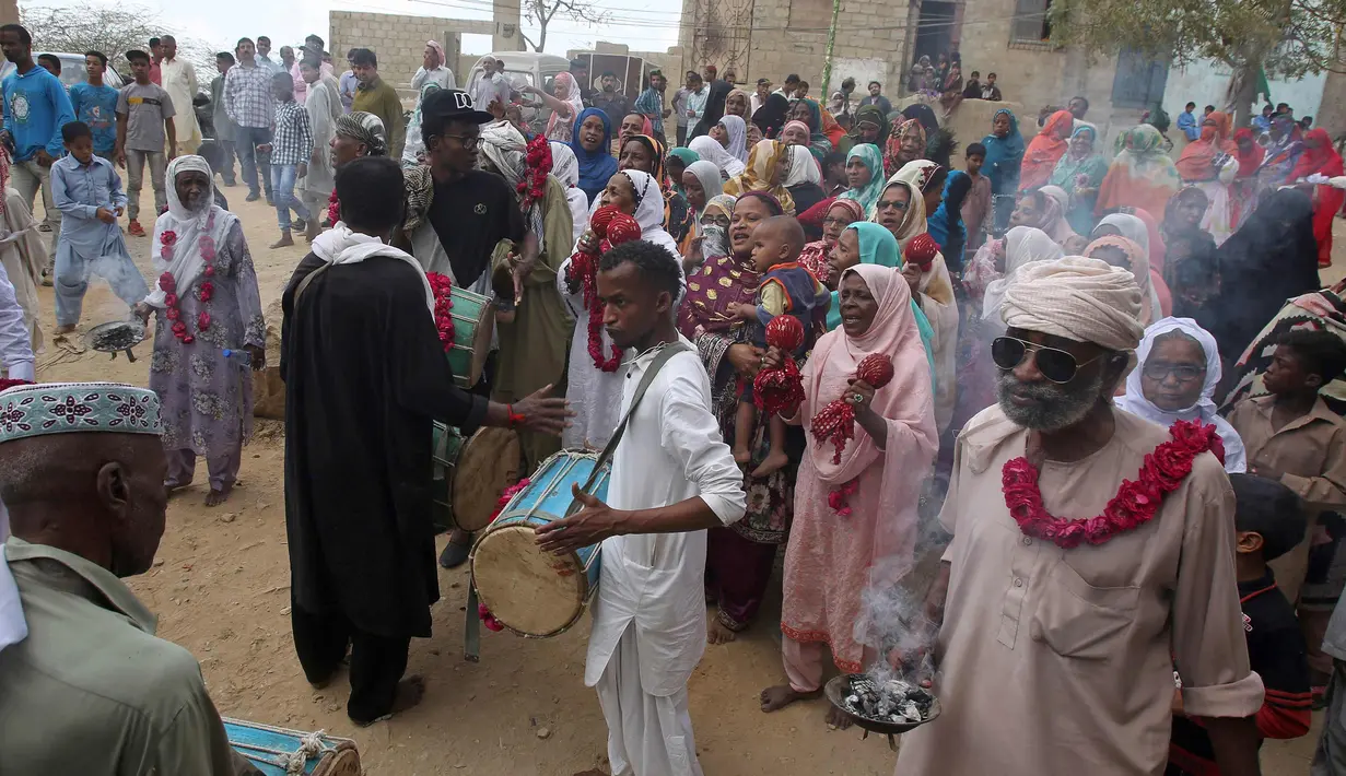 Masyarakat etnis Sheedi meramaikan Festival Sheedi Mela di Kuil Sufi Hasan-al-Maroof Sultan, Pakistan,  (4/3). Festival ini menjadi salah satu acara terpenting bagi etnis Sheedi, masyarakat Pakistan keturunan Afrika. (AP Photo/Fareed Khan)