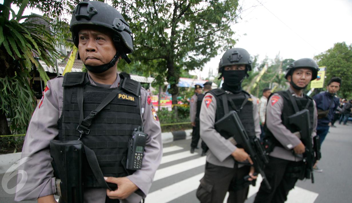 Petugas berjaga jaga di depan Mapolresta Solo yang ditutup pasca ledakan bom bunuh diri, Solo, Jawa Tengah, (5/7).Sampai saat ini Polda Jawa Tengah bersama tim dari Mabes Polri dan tim Densus 88, masih terus menyelidiki peristiwa tersebut. (Boy Harjanto)