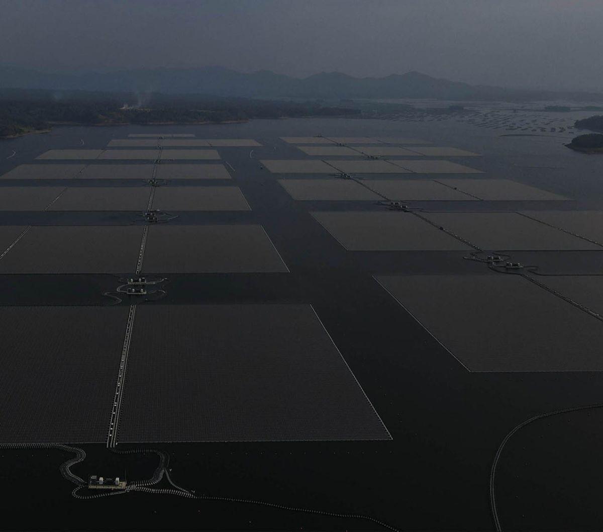 Indonesia memiliki Pembangkit Listrik Tenaga Surya (PLTS) terbesar se Asia Tenggara. PLTS yang terbentang di permukaan Waduk Cirata, Purwakarta, Jawa Barat itu hampir rampung dan rencananya diresmikan pada Oktober 2023 mendatang oleh Presiden RI Joko Wido