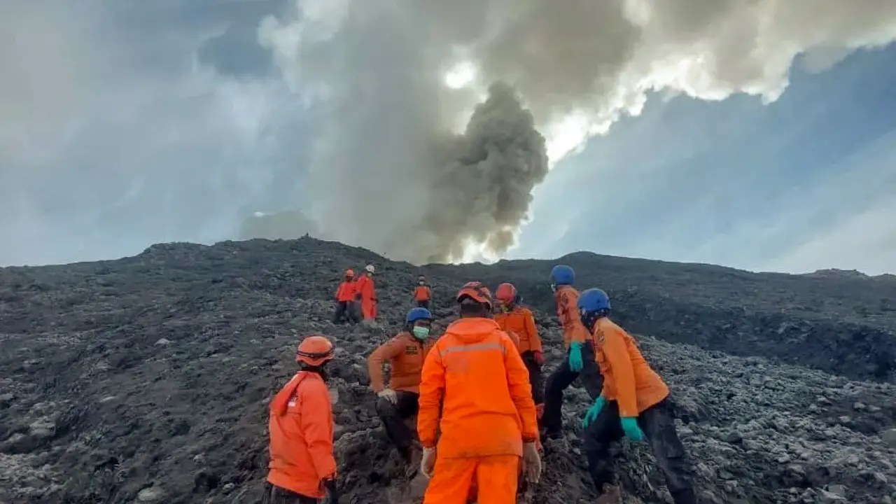 Evakuasi korban erupsi Gunung Marapi